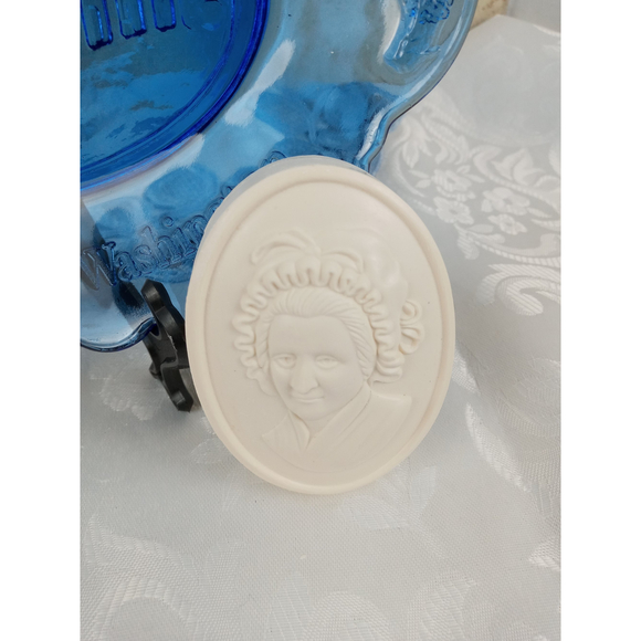 Avon Accents Avon Mount Vernon Plate Oval Blue W 2 Special Occasion